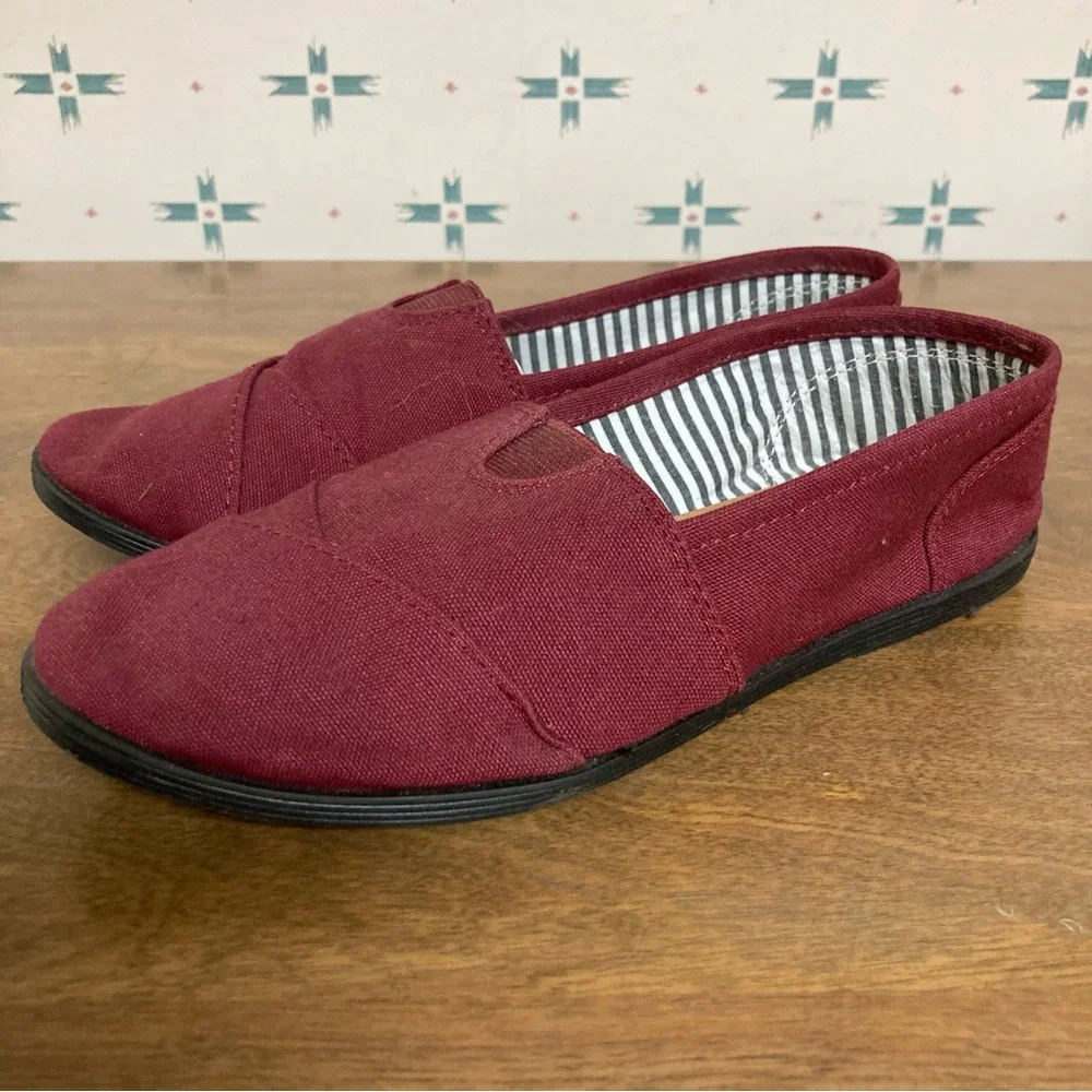 5/$15 Forever Murphy Burgundy Red Canvas Slip-On Shoes 7